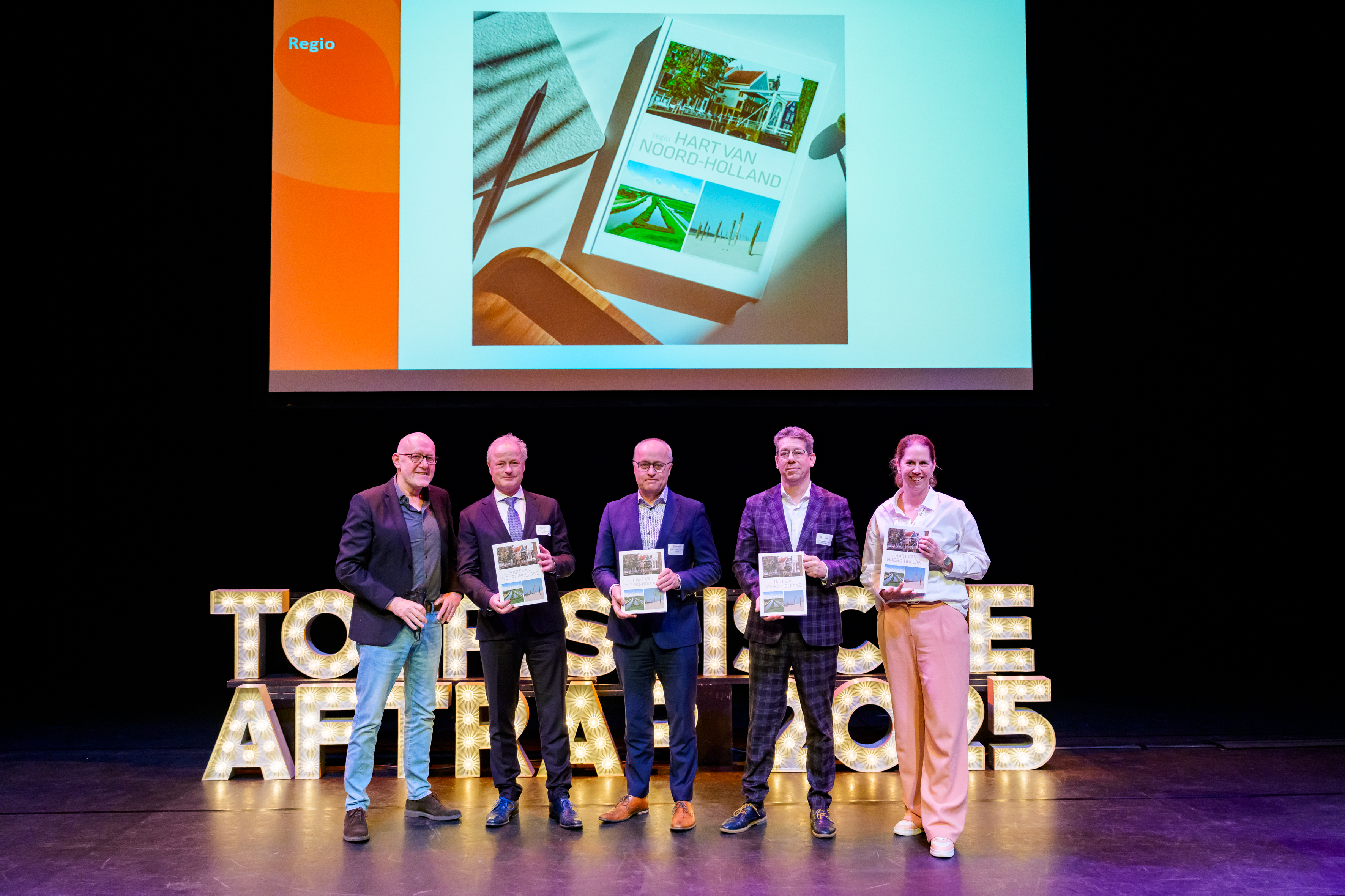 Uitreiking koffietafelboek (v.l.n.r. Ger Welbers, Roel Beems, Robert te Beest, Fred Ruiten en Miranda Tonkes).