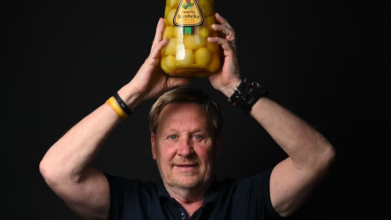 Augurkenkoning Oos Kesbeke trapt kaasmarktseizoen af in Alkmaar