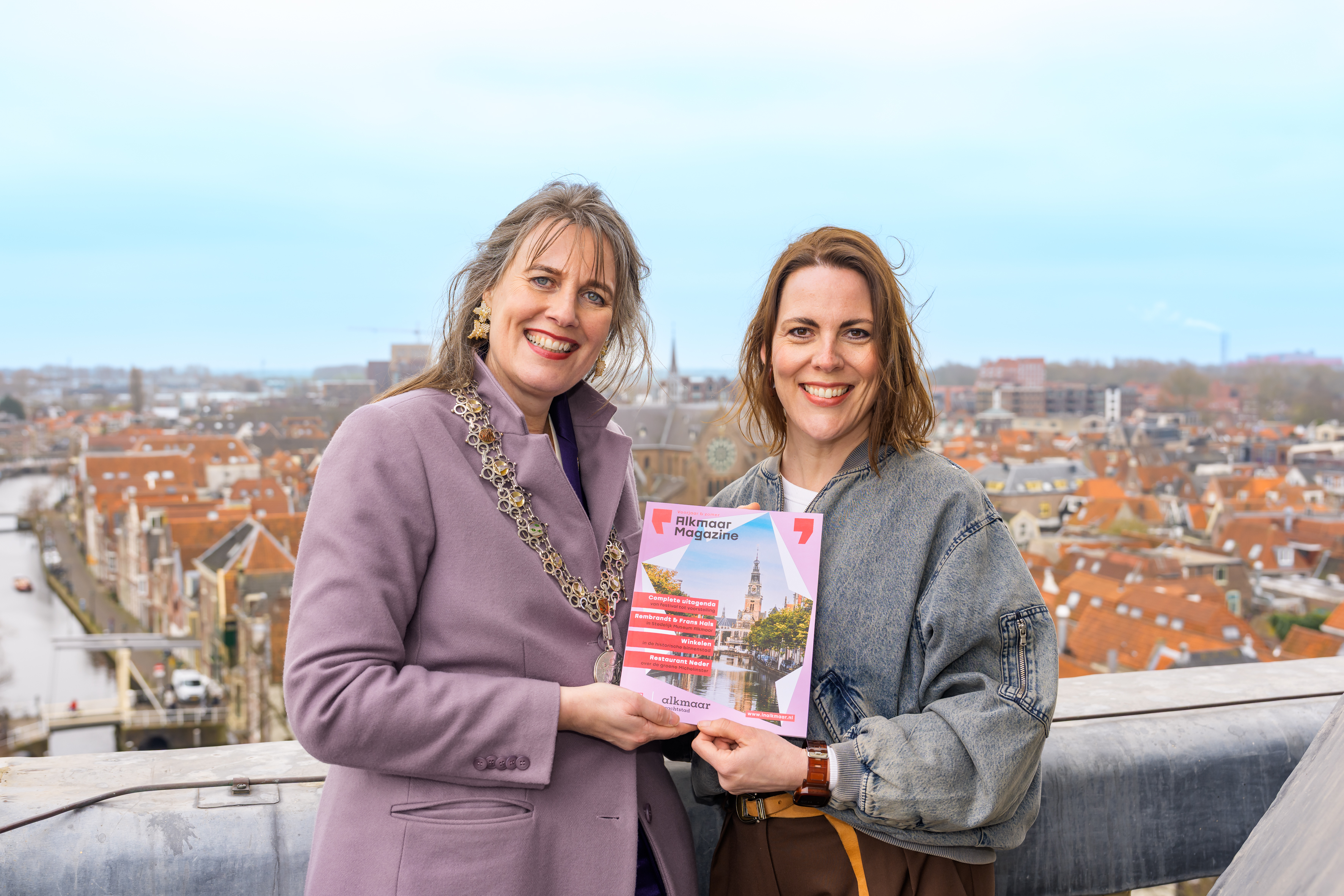 Alkmaar Prachtstad Magazine overhandigd aan burgemeester boven op de Waagtoren