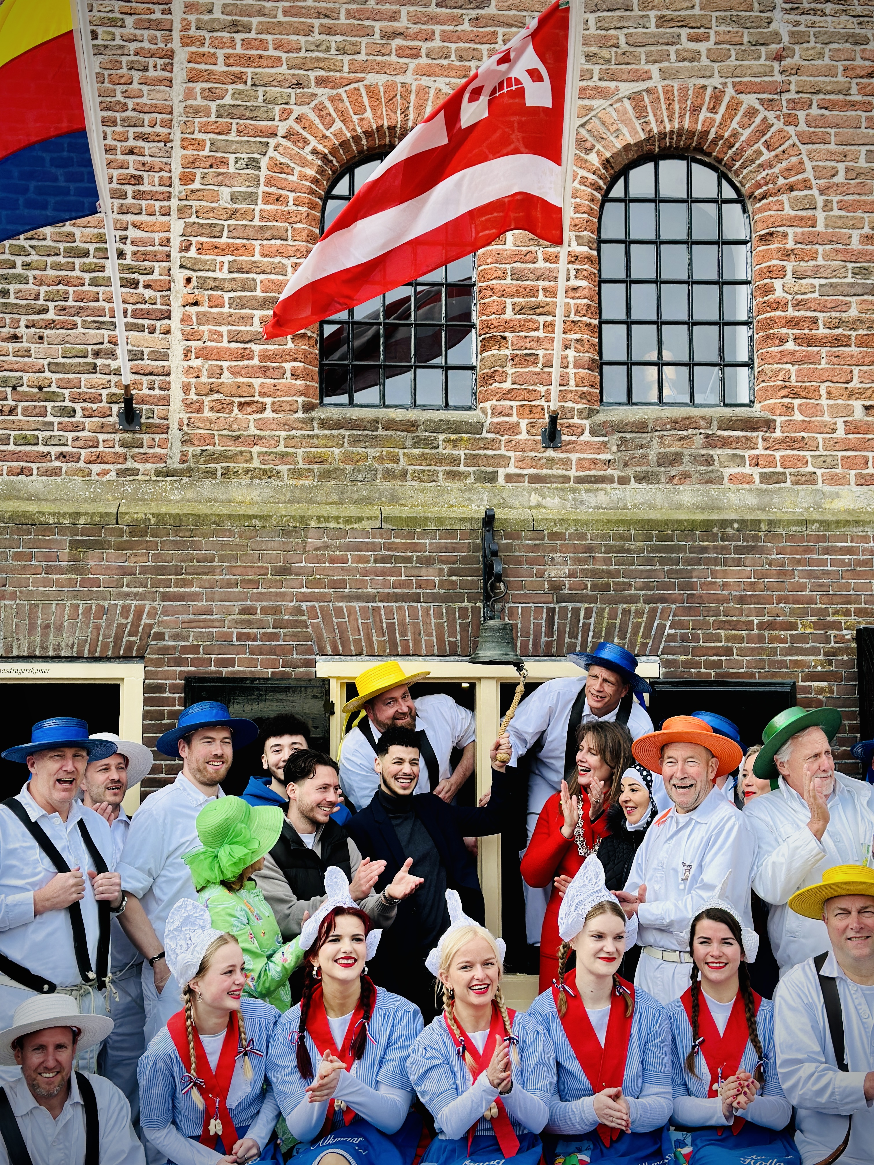 Acteur Hamza Othman opent eerste Kaasmarkt van het seizoen in Alkmaar